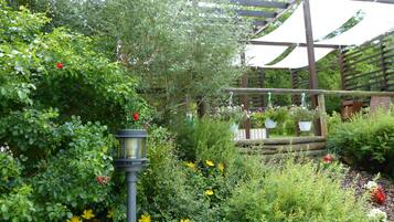 Piscine extérieure, parasols de plage, chaises longues