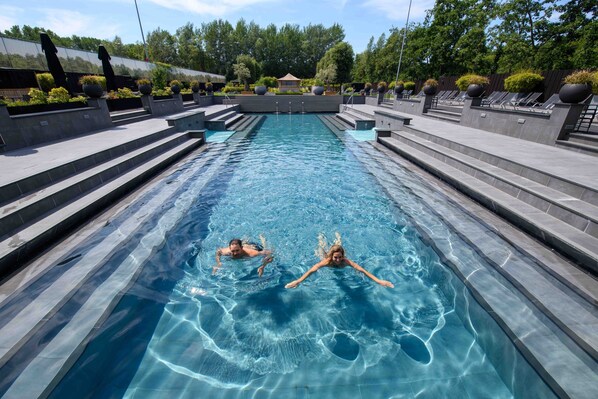 Indoor pool, outdoor pool, pool umbrellas, sun loungers - Hotel & Wellness Zuiver (Amsterdam)