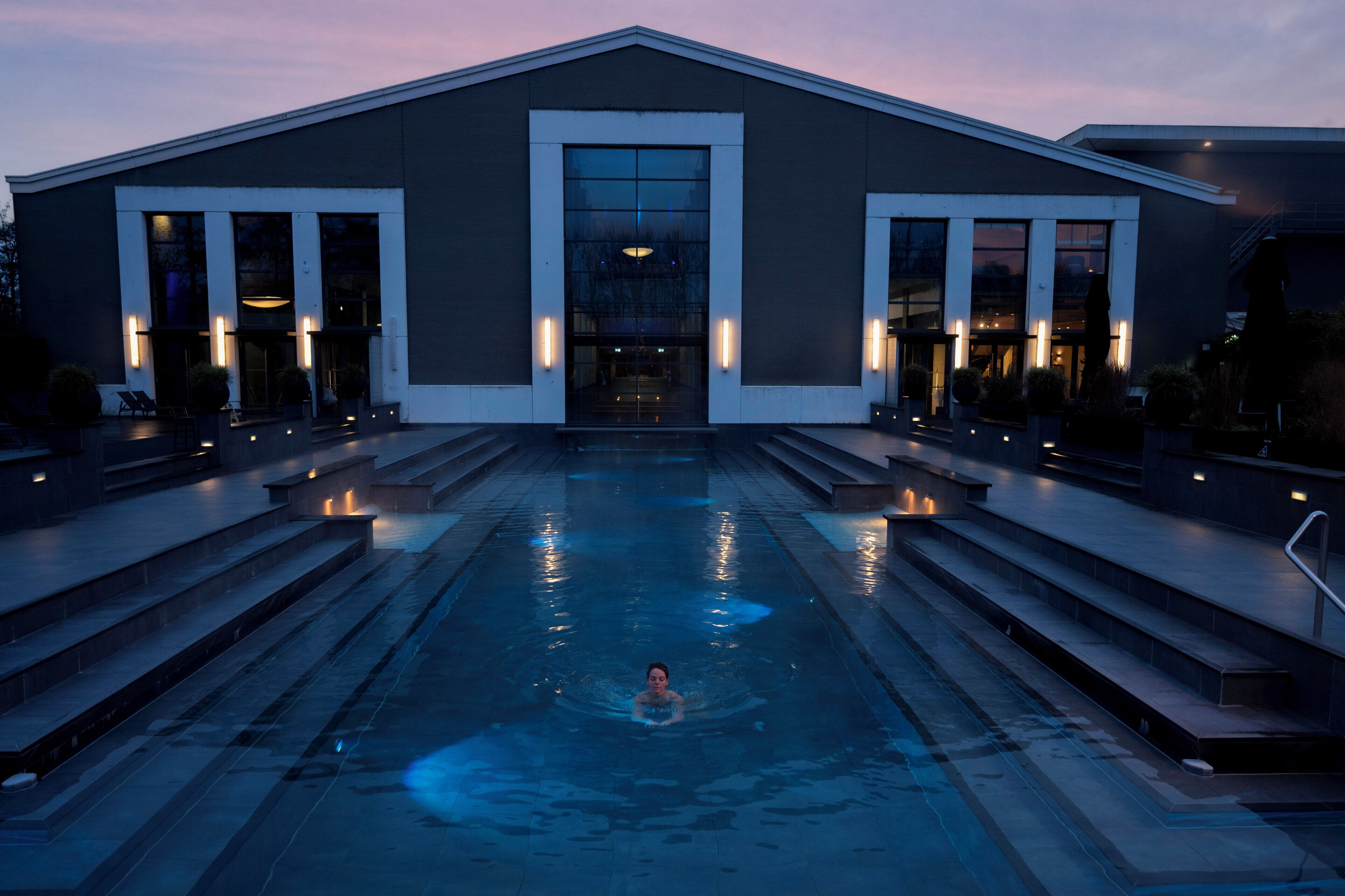 室内游泳池，室外游泳池，池畔遮阳伞，日光浴躺椅