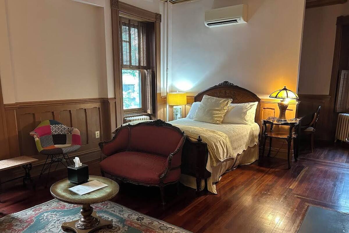 Comfort Room, 1 Queen Bed | Down comforters, in-room safe, individually decorated