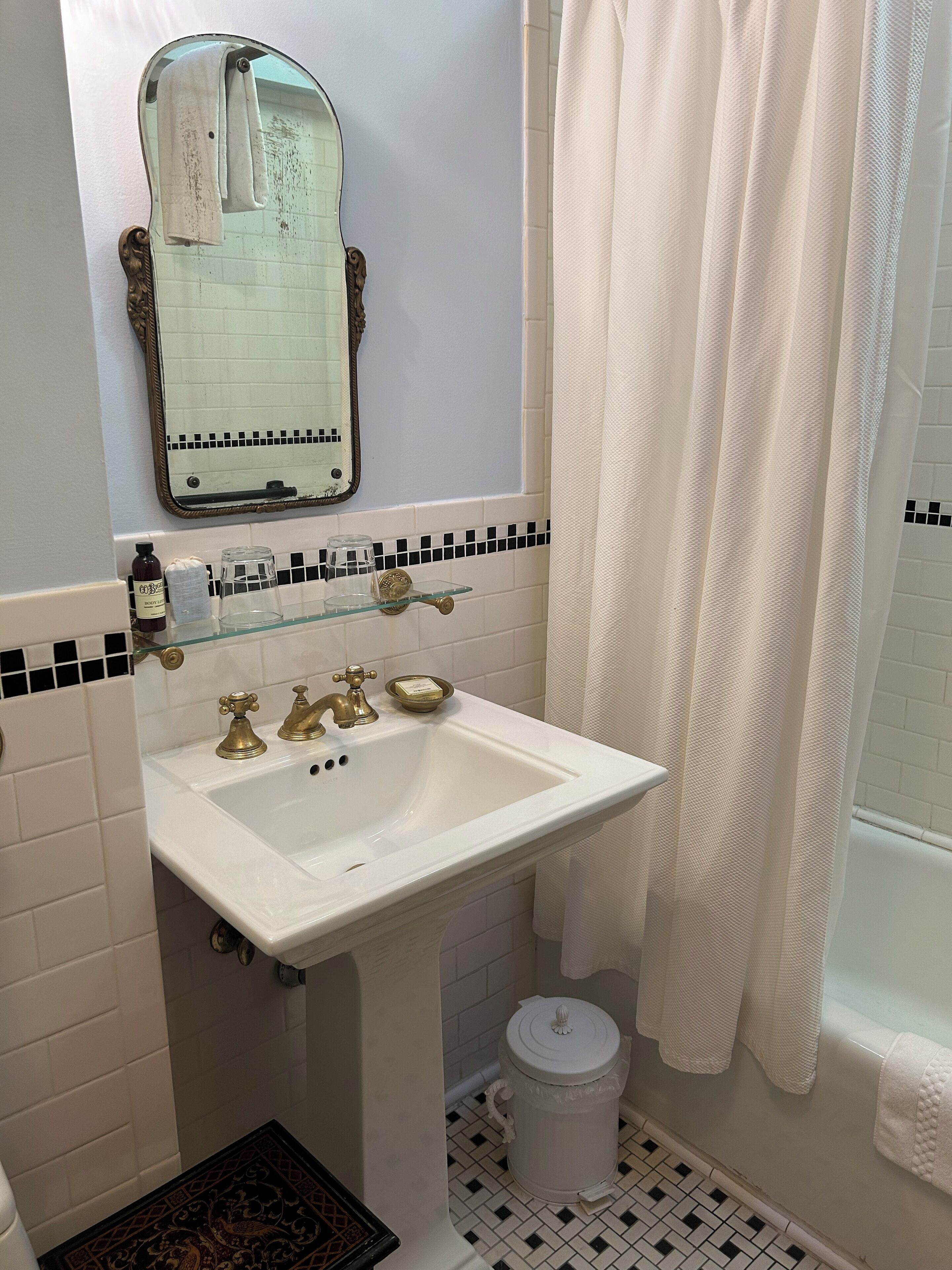 premier room | bathroom | combined shower/bathtub, free toiletries, hair dryer, towels