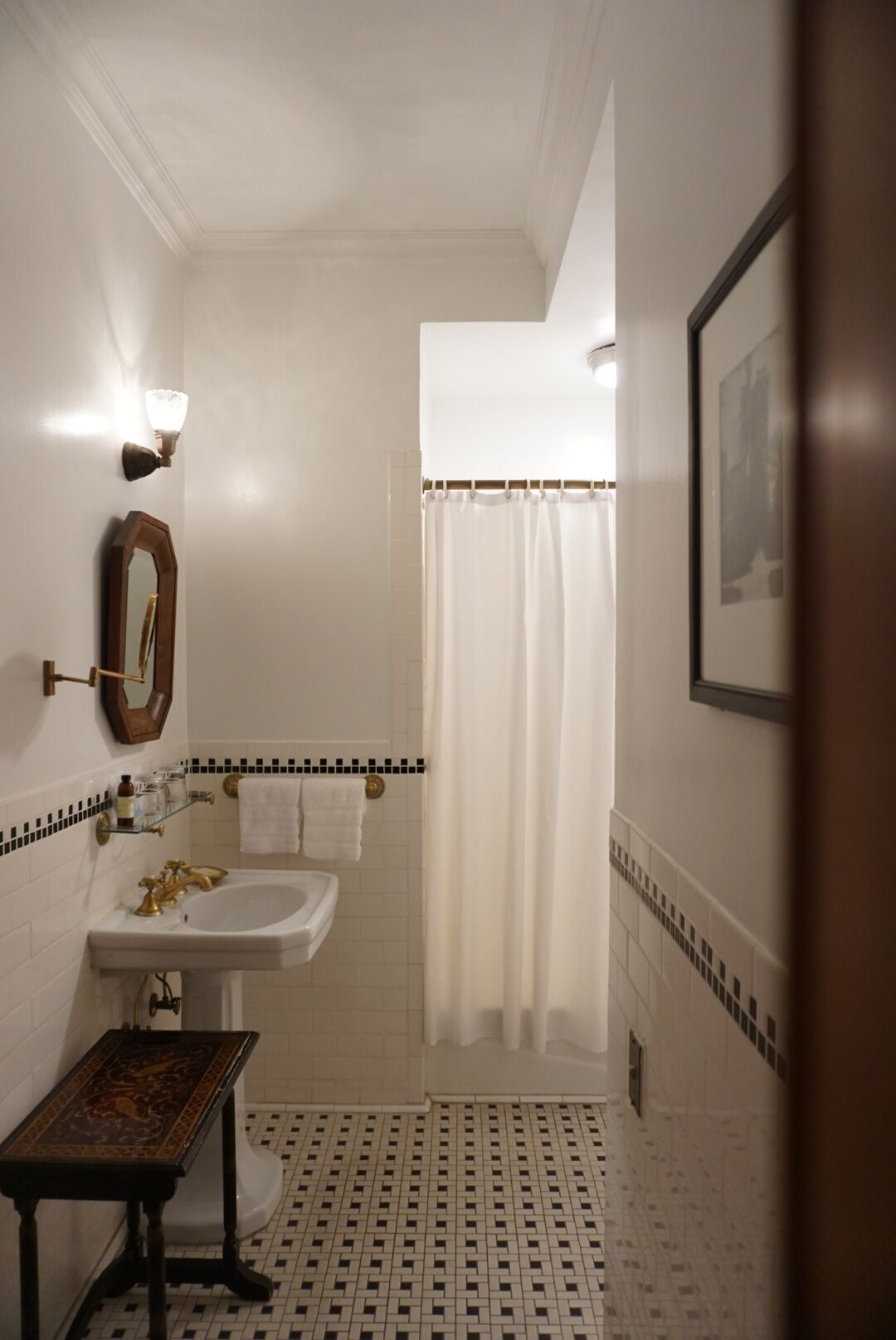 classic room, 1 queen bed | bathroom | combined shower/bathtub, free toiletries, hair dryer, towels