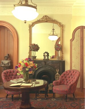 Cocktail bar, garden views, open select days - The Inn at Irving Place (New York)