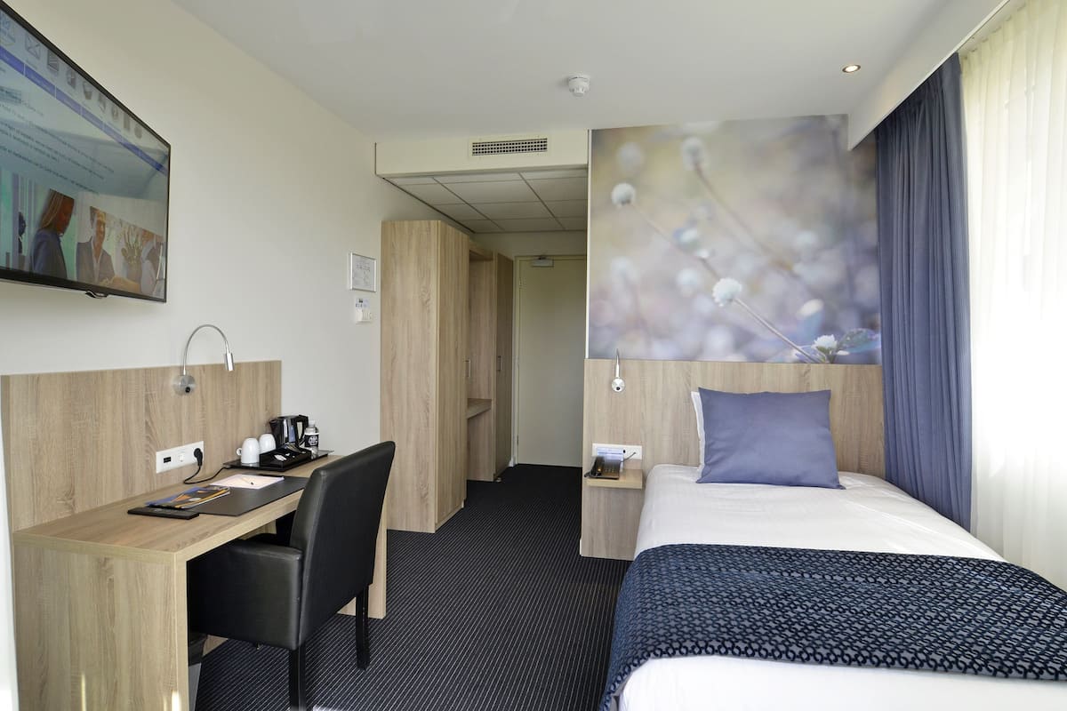 in-room safe, individually furnished, desk, laptop workspace