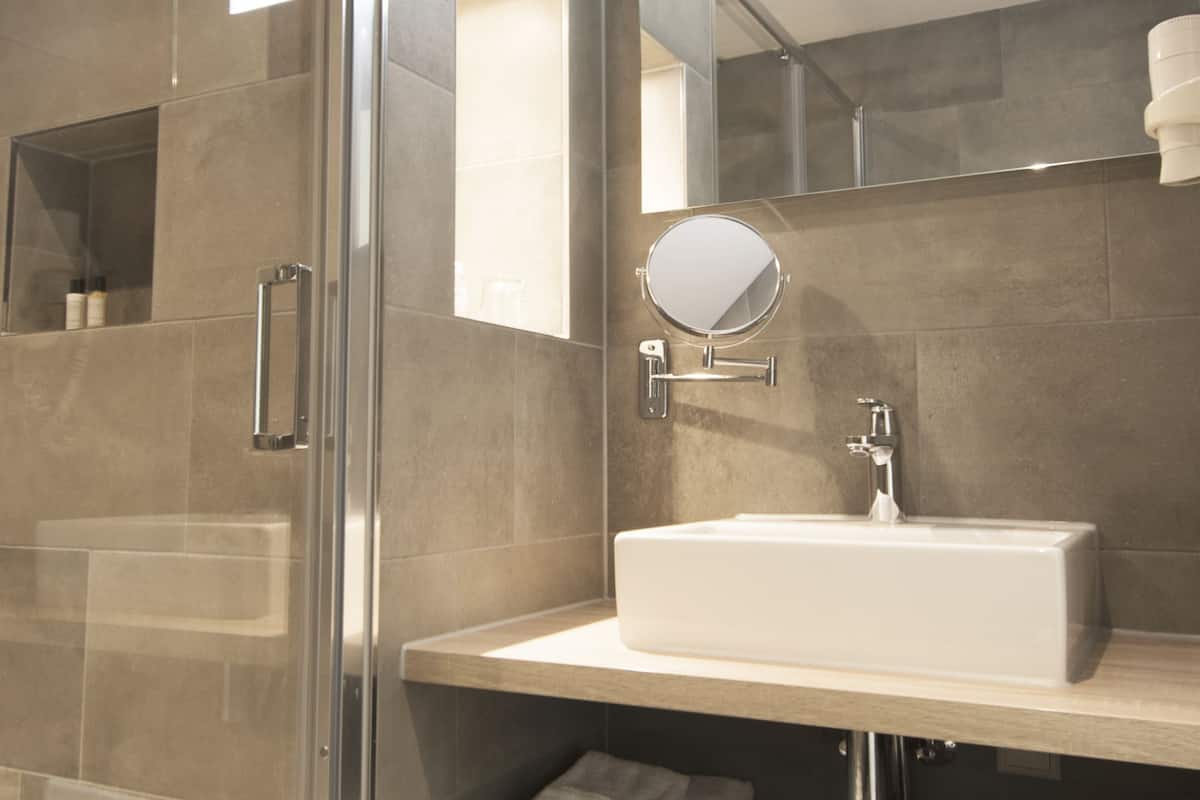 standard twin room, 2 single beds | in-room safe, individually furnished, desk, laptop workspace