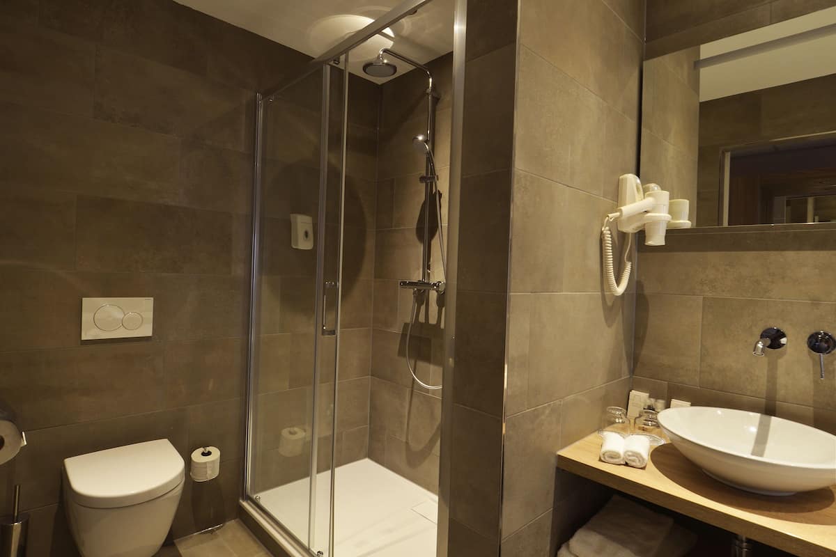 standard twin room, 2 single beds | bathroom shower