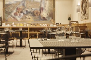 Se sirven almuerzos y cenas, cocina española