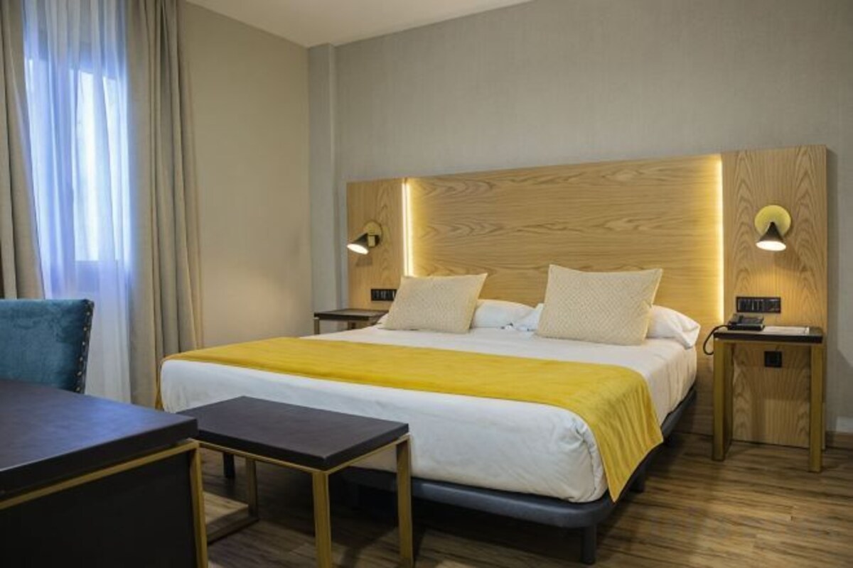 Minibar, safe på rommet, skrivebord og wi-fi (inkludert)