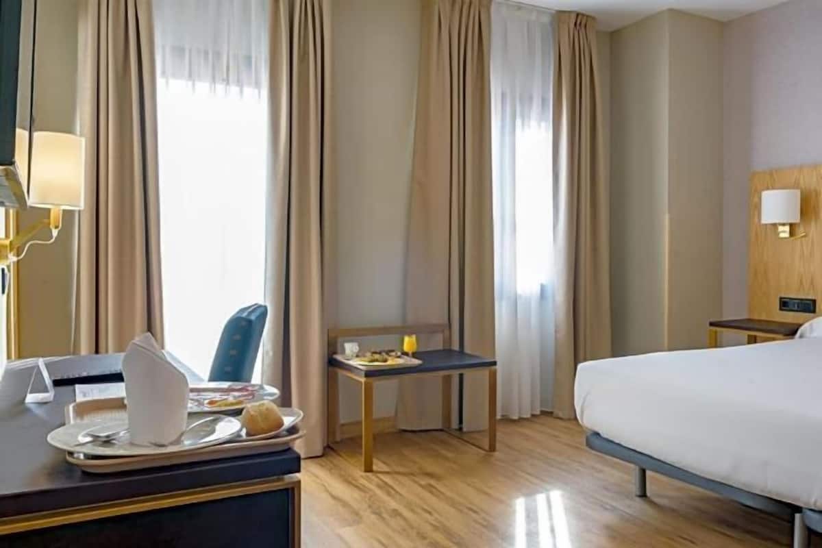 Minibar, caixa forta a l'habitació, escriptori i wifi gratuïta