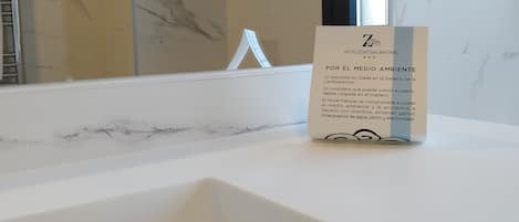 Un cartel de hotel con un compromiso por el cuidado del medio ambiente.