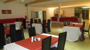 Café da manhã com buffet grátis todos os dias