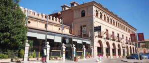 Un edificio histórico con restaurante, hotel y una exposición en la planta baja.