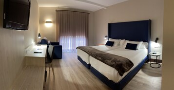 Double Room (con cama supletoria) | Minibar, desk, free WiFi, bed sheets