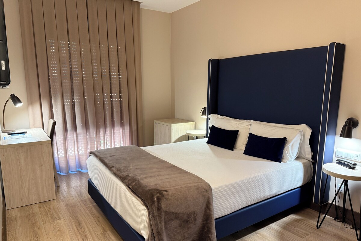 Minibar, escritorio, wifi gratis y ropa de cama 