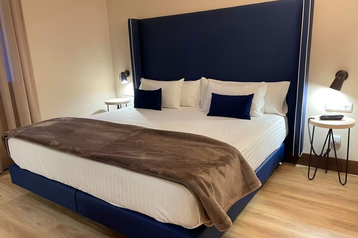 Minibar, escritorio, wifi gratis y ropa de cama 