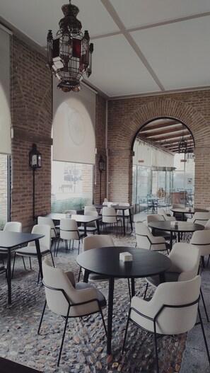 每日供應自助早餐 (每人 EUR14)