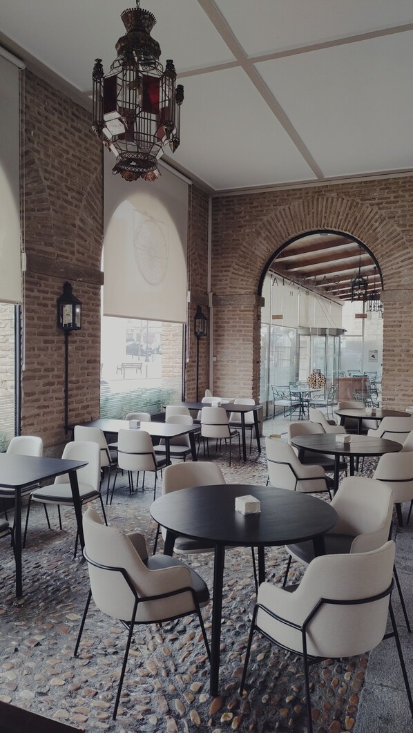 Desayuno buffet diario (EUR 13.50 por persona)