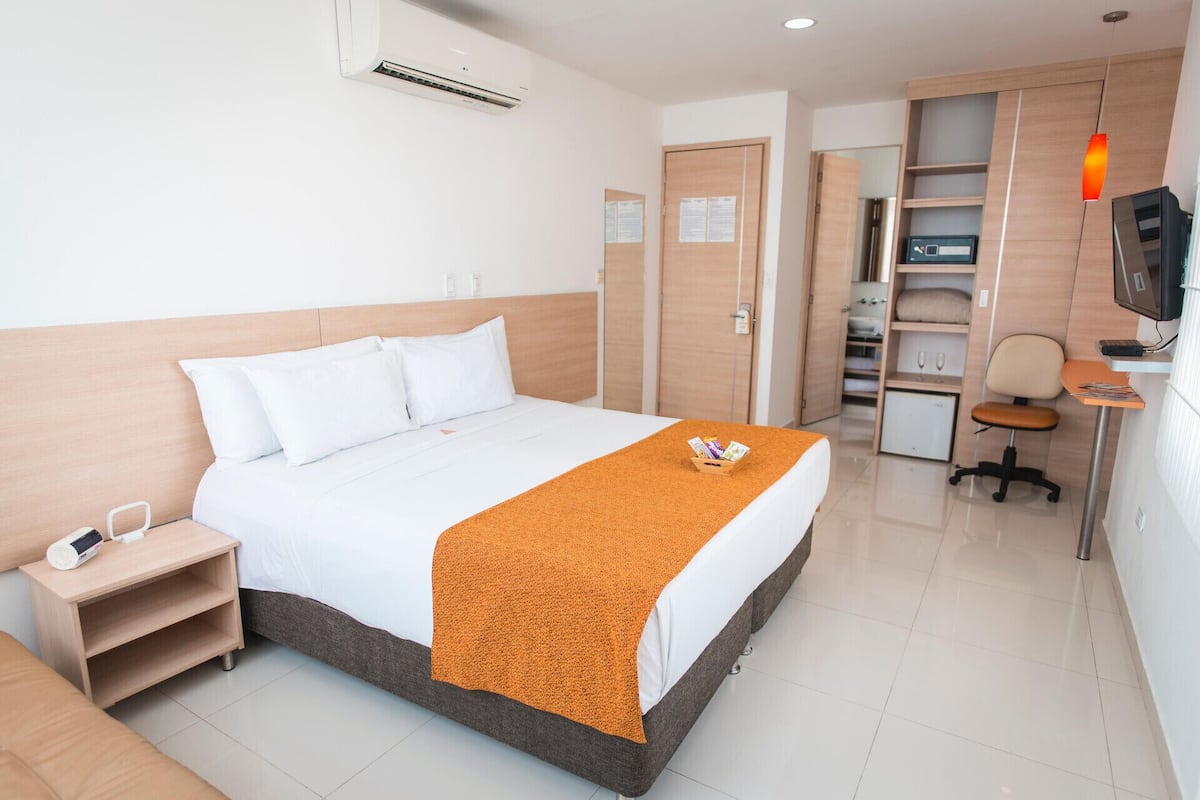 1 Schlafzimmer, hochwertige Bettwaren, Zimmersafe, Verdunkelungsvorhänge