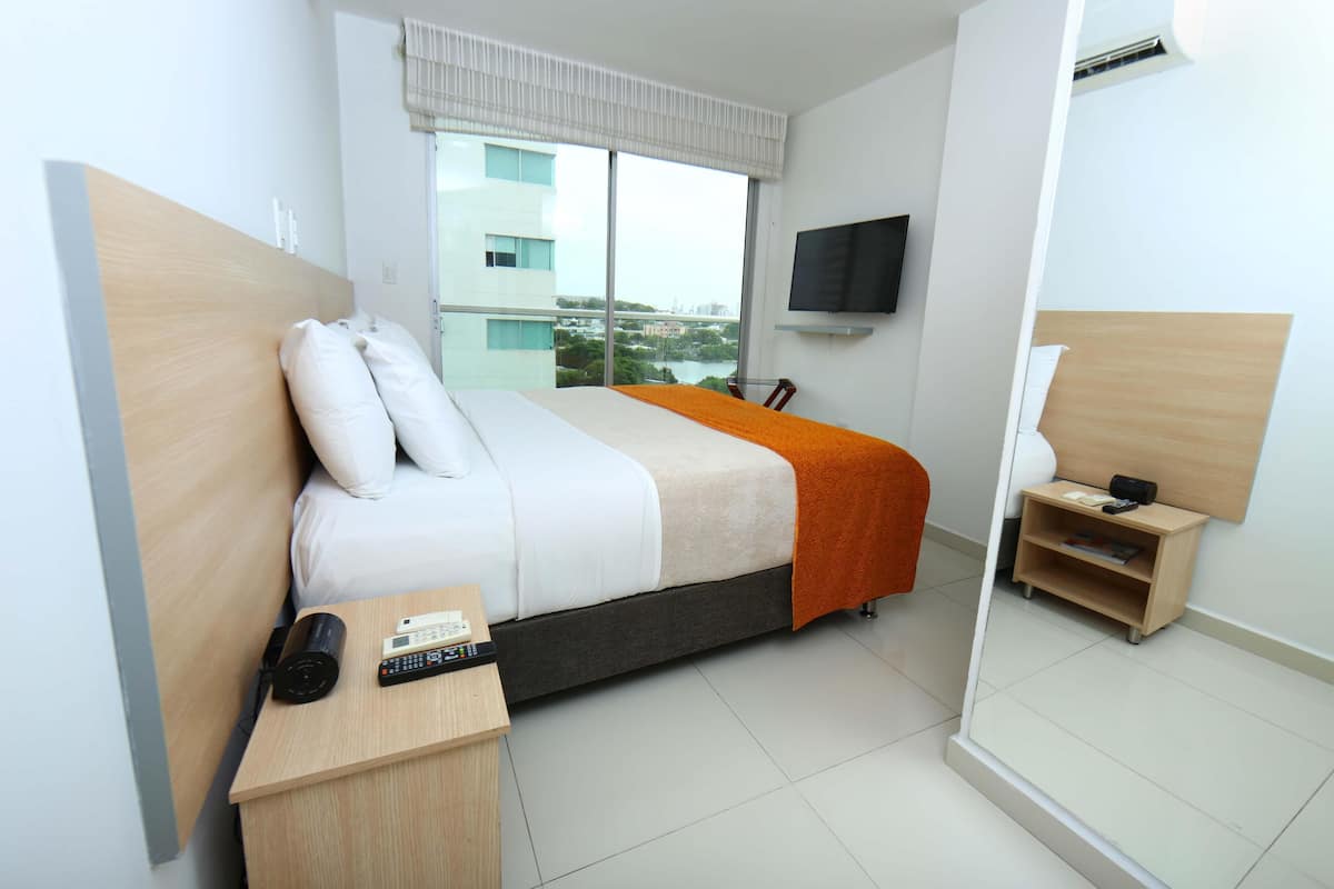 1 Schlafzimmer, hochwertige Bettwaren, Zimmersafe, Verdunkelungsvorhänge