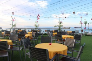 6 restaurants; breakfast, lunch, dinner and brunch served