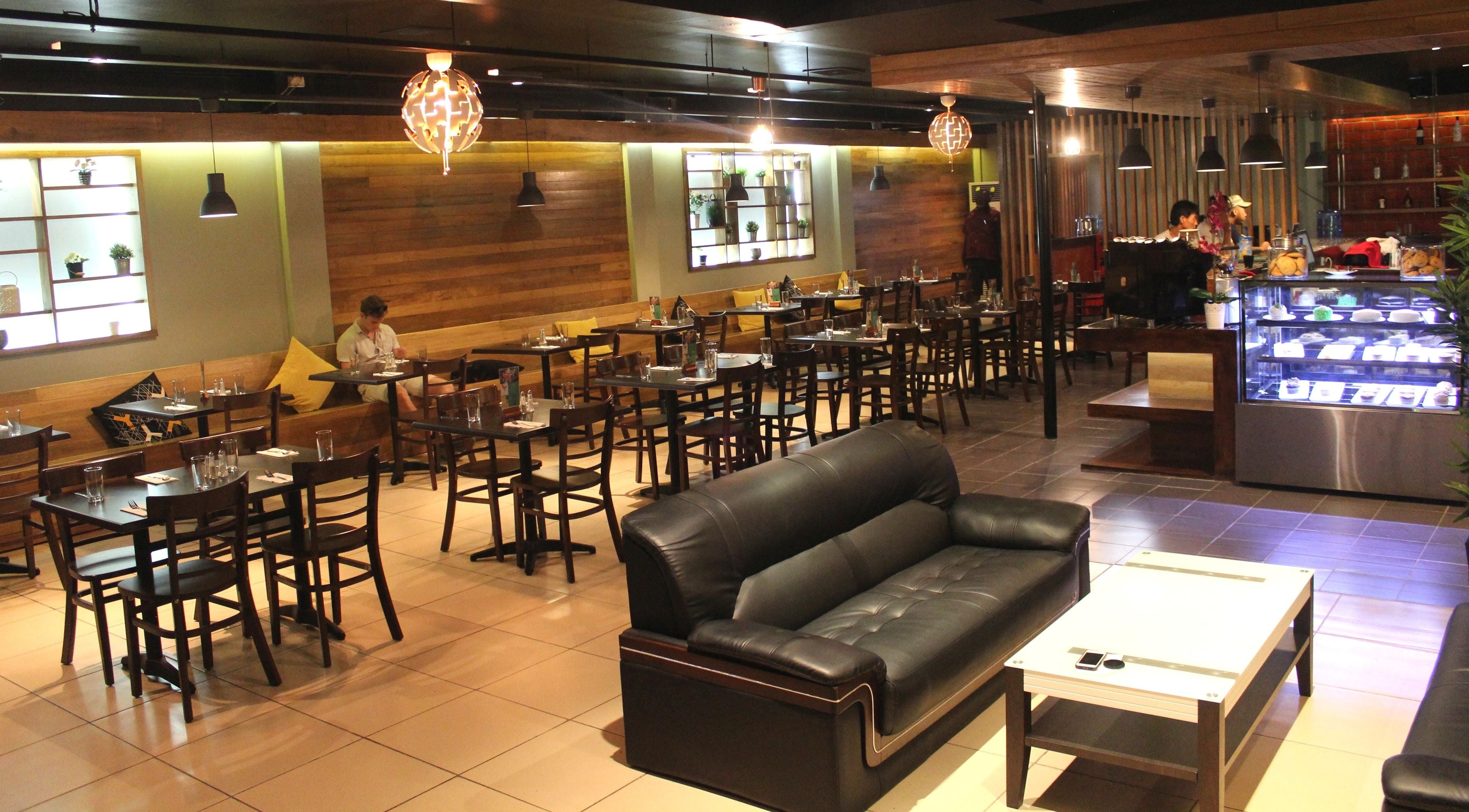 6 restauranter; serverer morgenmad, frokost og internationale retter