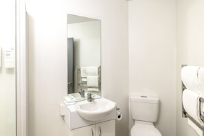King Studio Apartment | Bathroom | Shower, free toiletries, hair dryer, towels - Quest on the Terrace (Wellington)