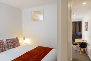 Apartamento executivo, 2 quartos | Escrivaninha, quartos à prova de som, ferros/tábuas de passar roupa