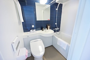 Combined shower/tub, deep soaking tub, rainfall showerhead