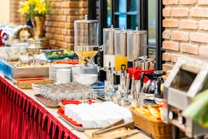Free daily buffet breakfast