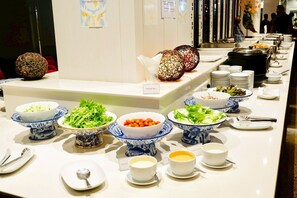 Daily buffet breakfast (THB 299 per person) - FuramaXclusive Pratunam Park Hotel (Bangkok)