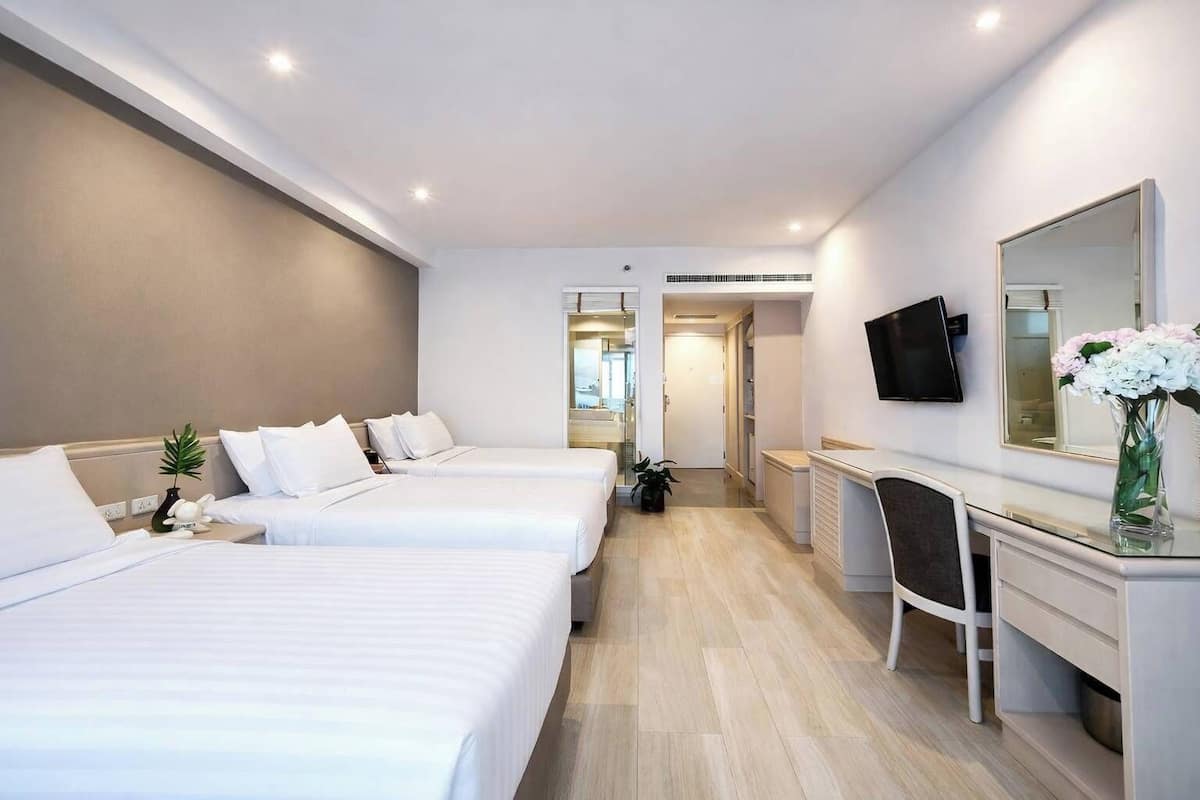 Cofres nos quartos, cortinas blackout, quartos à prova de som