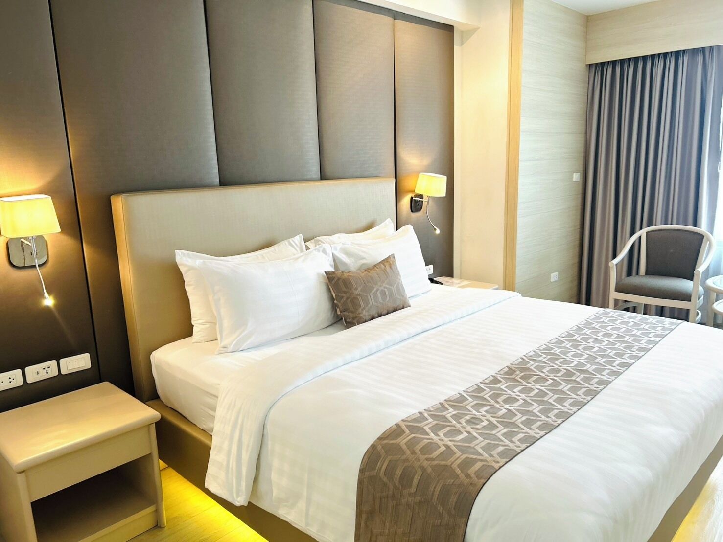 Executive Studio Suite | In-room safe, desk, blackout drapes, soundproofing