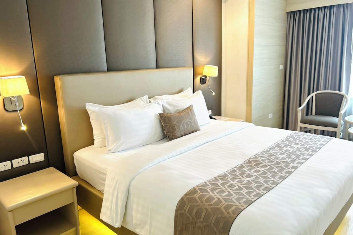 Executive Studio Suite | In-room safe, desk, blackout curtains, soundproofing
