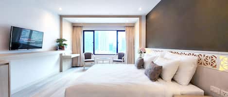 Caja de seguridad en la habitación, escritorio y cortinas blackout