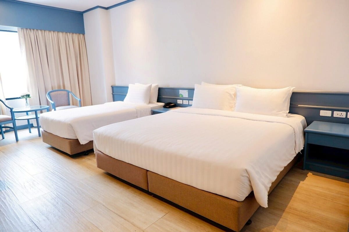 Triple Room | In-room safe, desk, blackout drapes, soundproofing