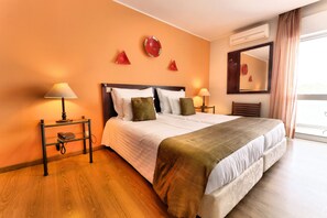 Skrivebord, blendingsgardiner, wi-fi (inkludert) og sengetøy