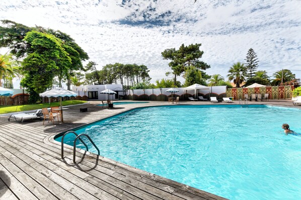 Piscina externa, guarda-sóis, espreguiçadeiras