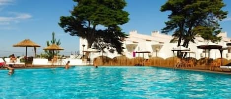 Piscine extérieure, parasols de plage, chaises longues