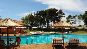 Außenpool, Sonnenschirme, Liegestühle