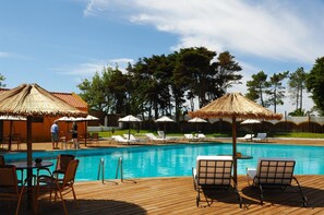 Piscina externa, guarda-sóis, espreguiçadeiras