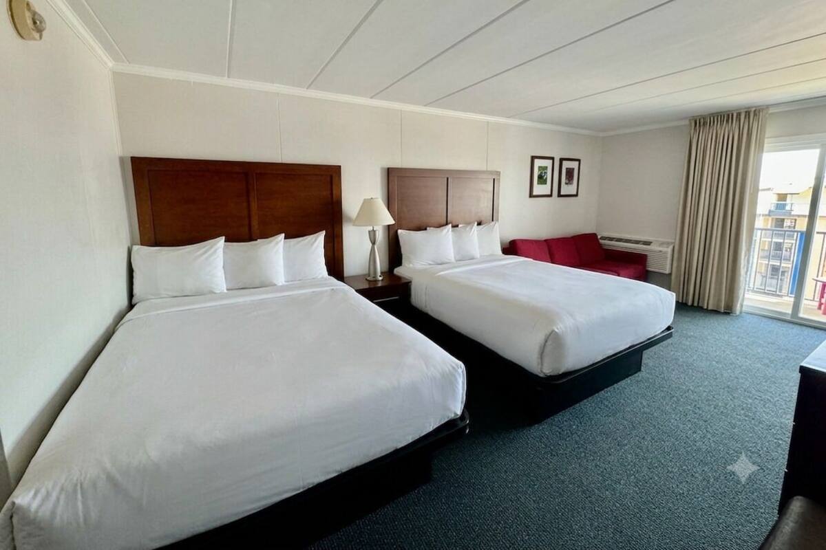 标准房, 简易厨房 (2 Double Beds and Sofa) | 起居区 | 32-英寸纯平电视 （配备有线频道）、电视