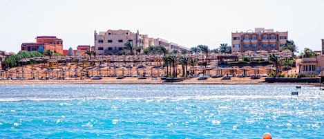 Aan een privéstrand, duiken, windsurfen, beachvolleybal