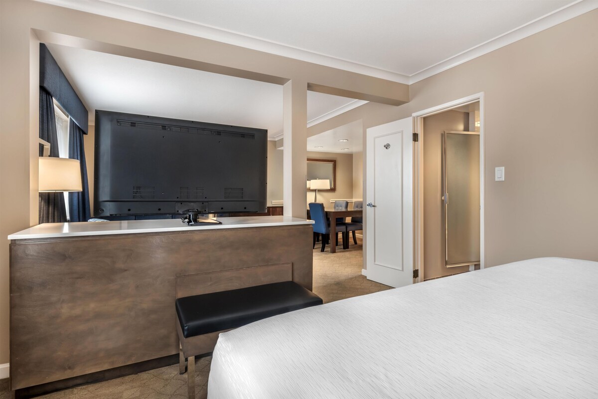 Suite, 1 kingsize-seng, ikke-røyk, massasjebadekar (Dining Table;Queen sofabed) | 1 soverom, sengetøy av topp kvalitet, dundyner og senger med overmadrass