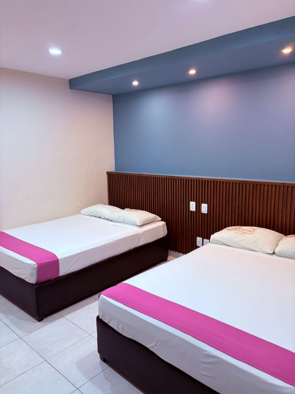 Hochwertige Bettwaren, individuell eingerichtet, Bügeleisen/Bügelbrett