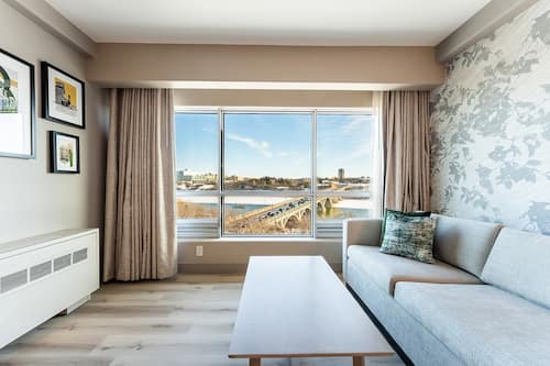 Chambre exécutive, 1 très grand lit, vue sur le fleuve | Lit avec matelas à plateau-coussin, bureau