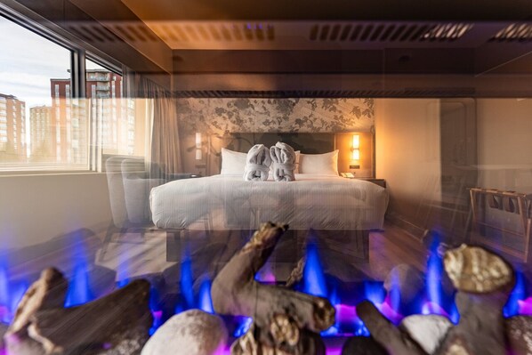 Suite exécutive, vue sur la ville | Lit avec matelas à plateau-coussin, bureau, rideaux d’obscurcissement