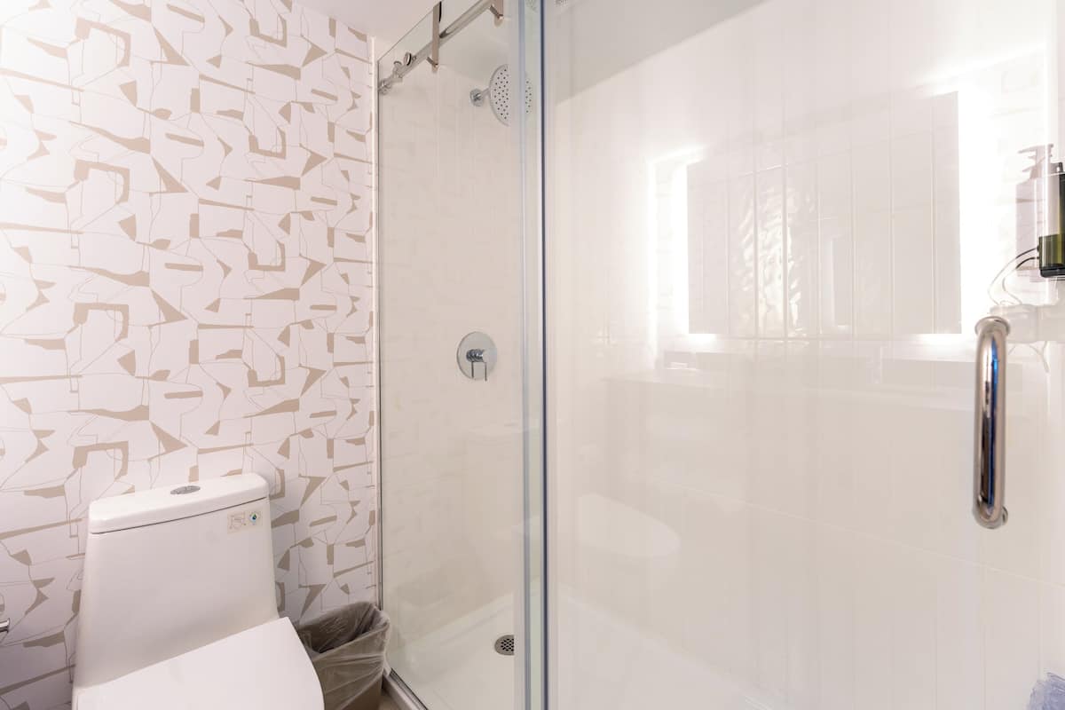 standard room, 1 king bed, city view | 1 bedroom, pillow-top beds, desk, blackout curtains