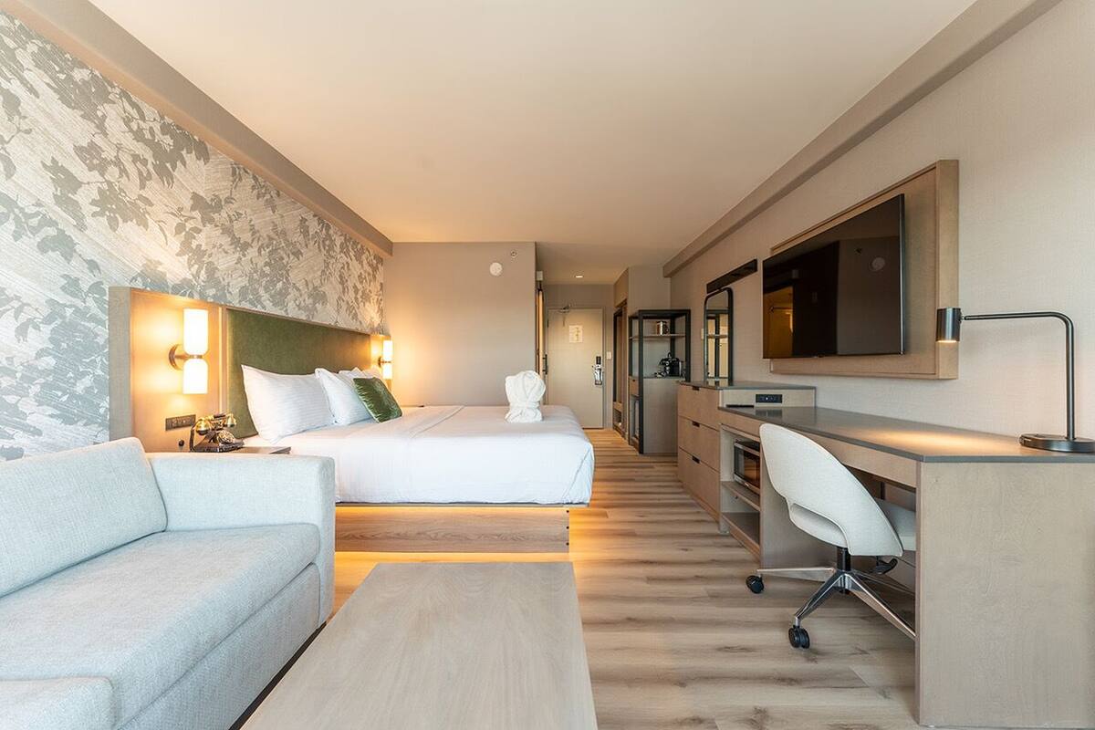 executive room, 1 king bed, river view | 1 bedroom, pillow-top beds, desk, blackout curtains