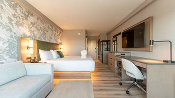 Executive-værelse - 1 kingsize-seng - udsigt til flod | 1 soveværelse, senge med topmadrasser, skrivebord, mørklægningsgardiner