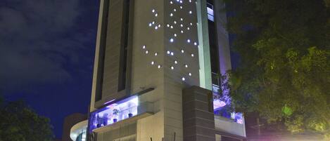 Majoituspaikan julkisivu illalla/yöllä